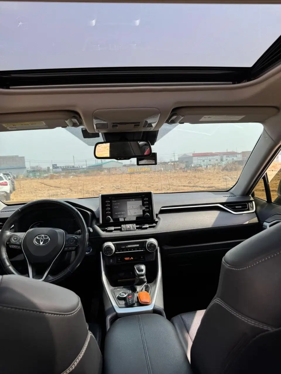 
								Toyota RAV4 full									