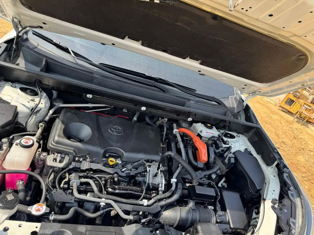 
								Toyota RAV4 full									