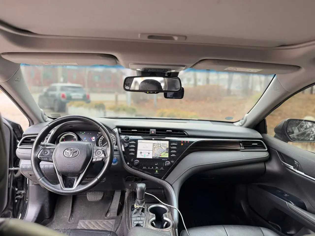 
								Toyota Camry Hybrid XLE full									