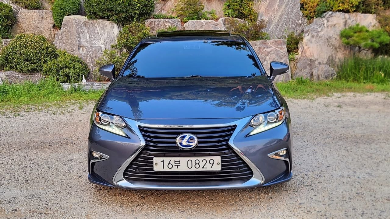 
								Lexus ES 300h full									