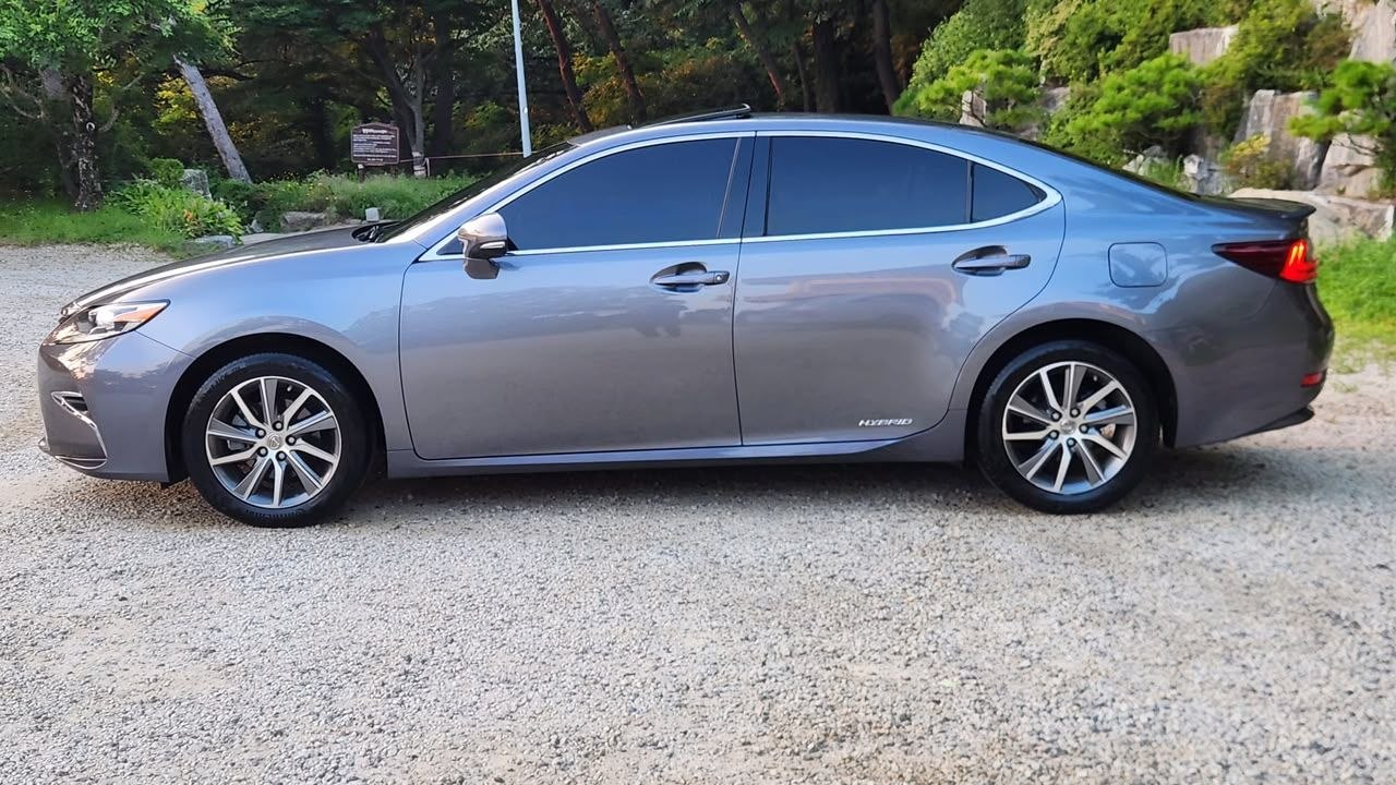 
								Lexus ES 300h full									
