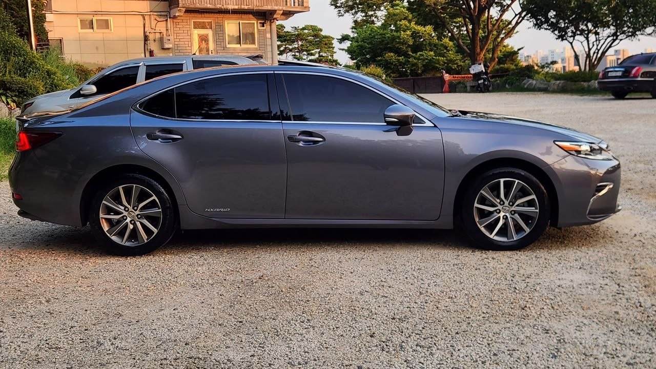 
								Lexus ES 300h full									