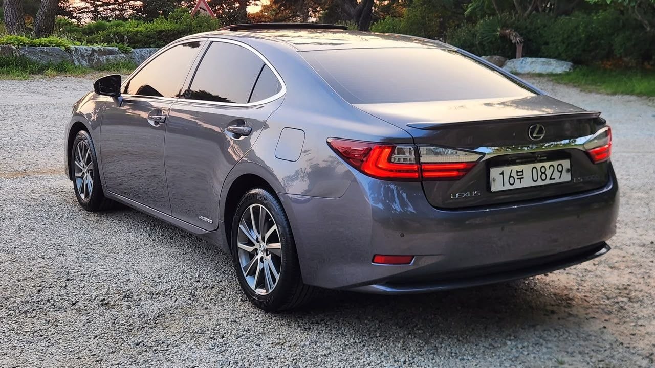 
								Lexus ES 300h full									