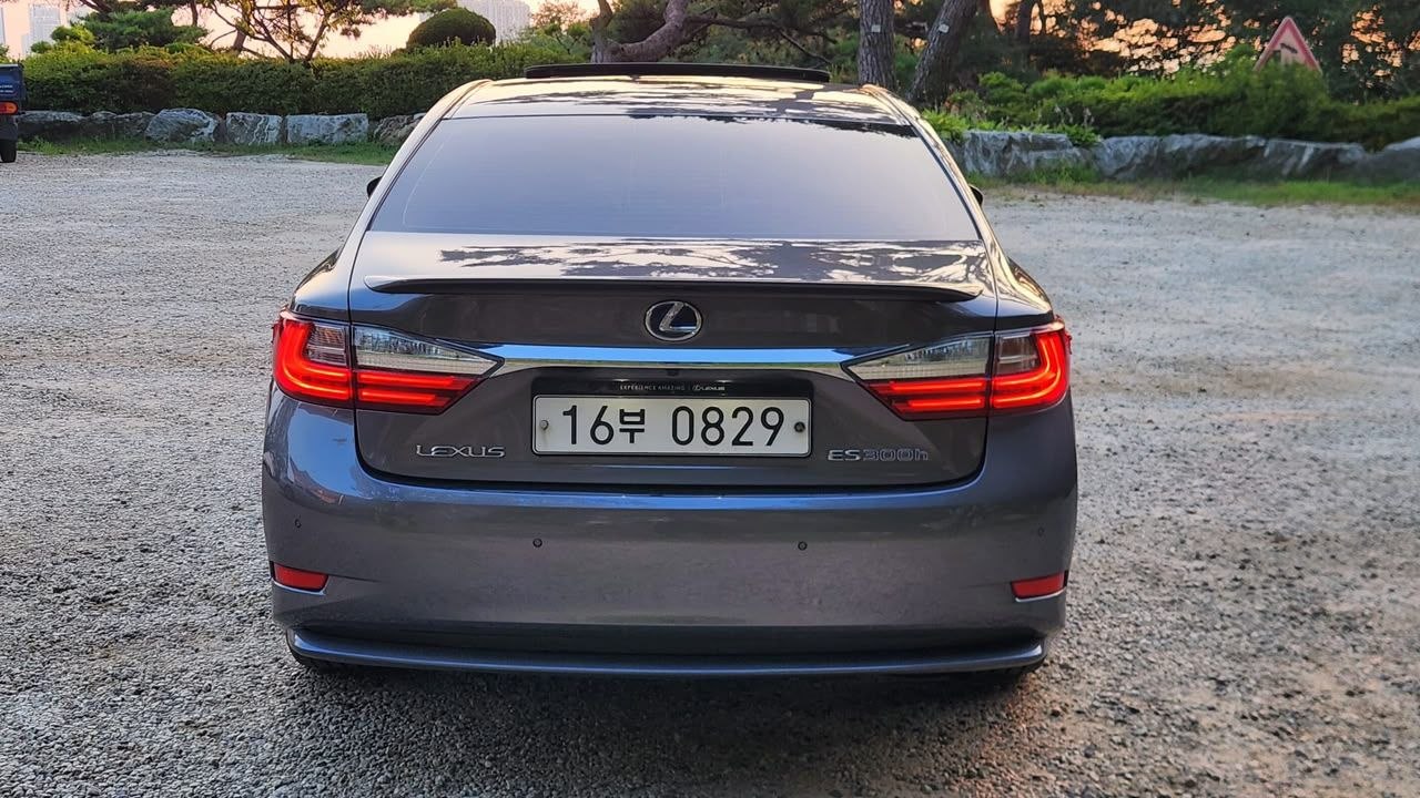 
								Lexus ES 300h full									