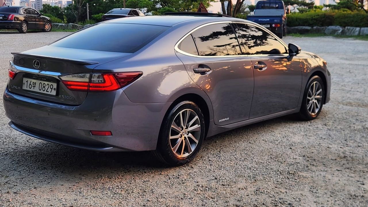 
								Lexus ES 300h full									
