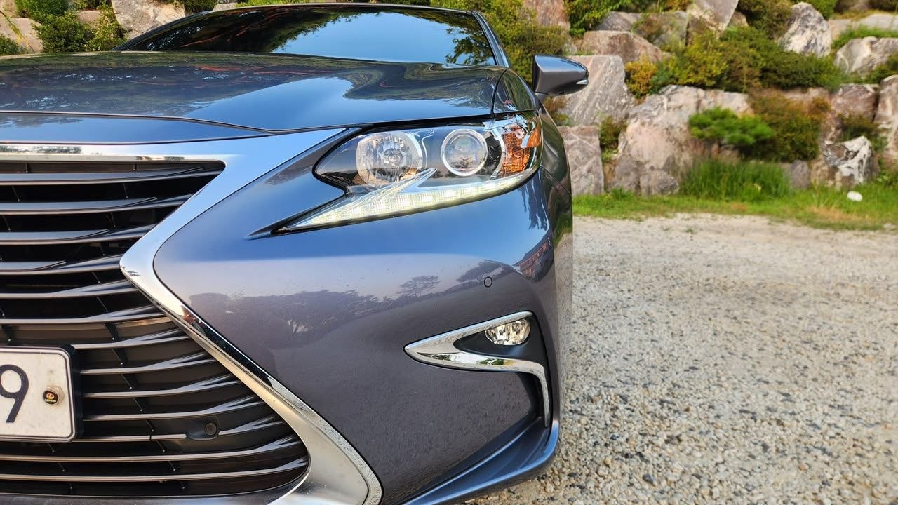 
								Lexus ES 300h full									