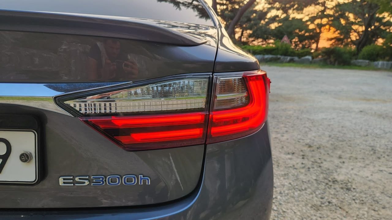 
								Lexus ES 300h full									