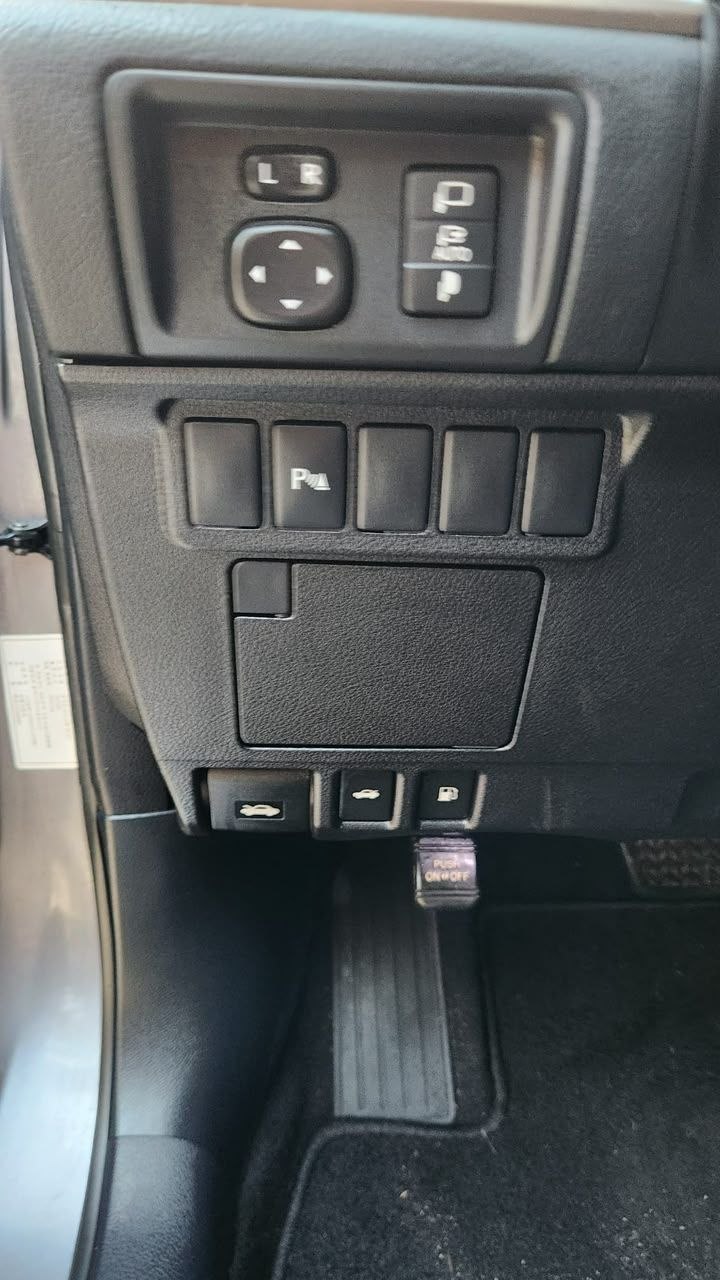 
								Lexus ES 300h full									