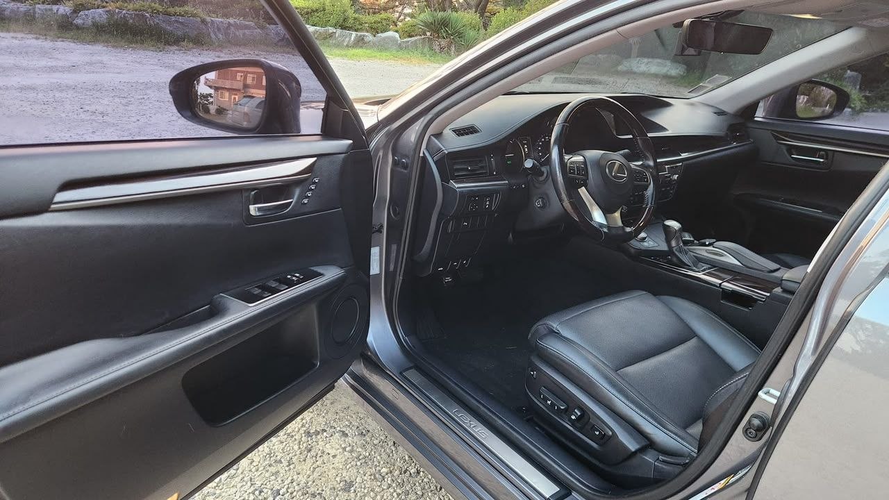 
								Lexus ES 300h full									