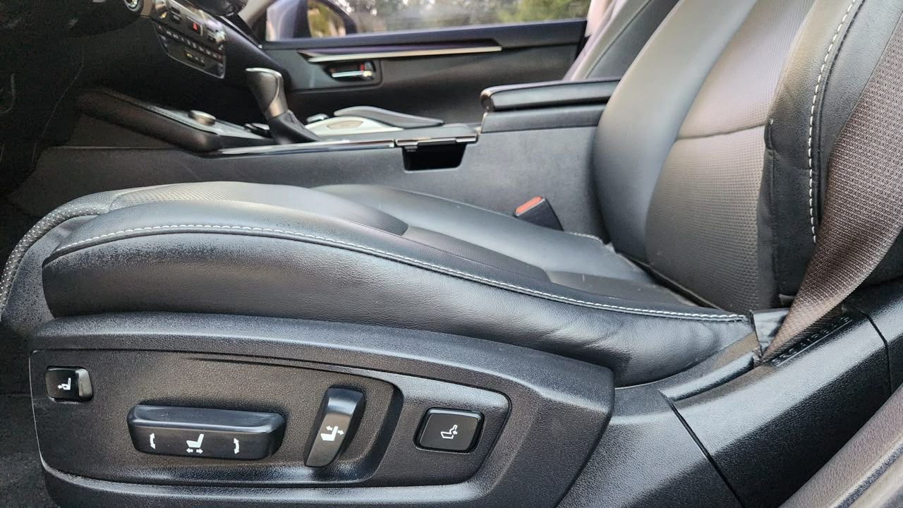 
								Lexus ES 300h full									