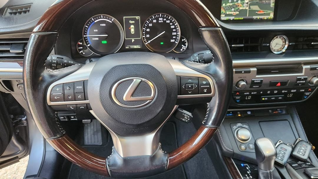 
								Lexus ES 300h full									