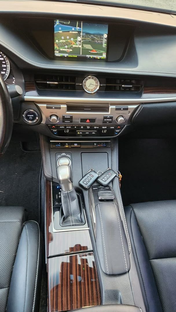
								Lexus ES 300h full									