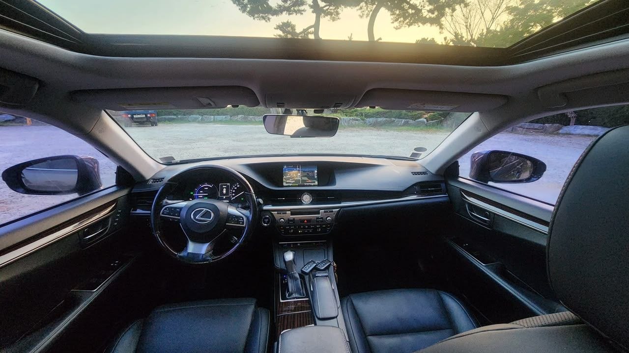 
								Lexus ES 300h full									