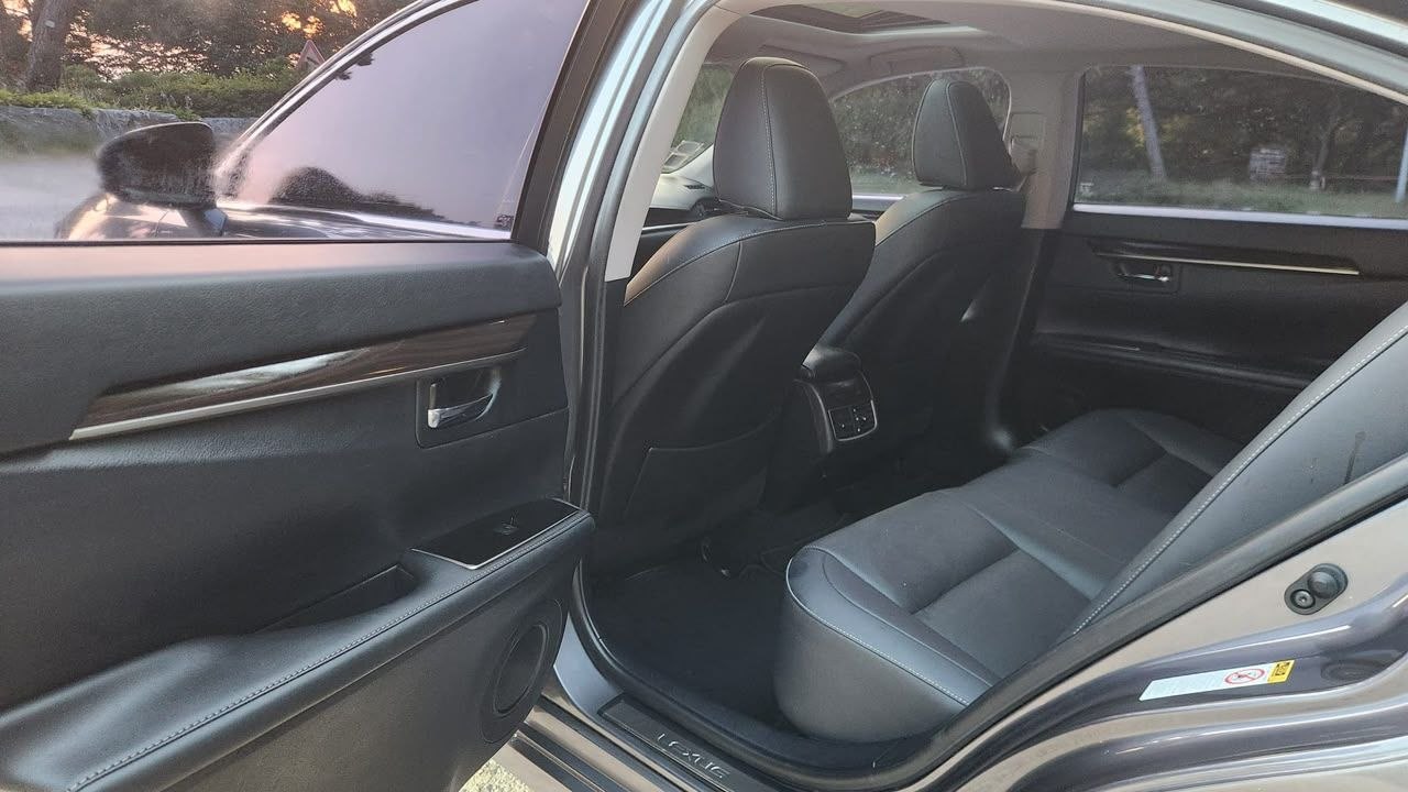 
								Lexus ES 300h full									