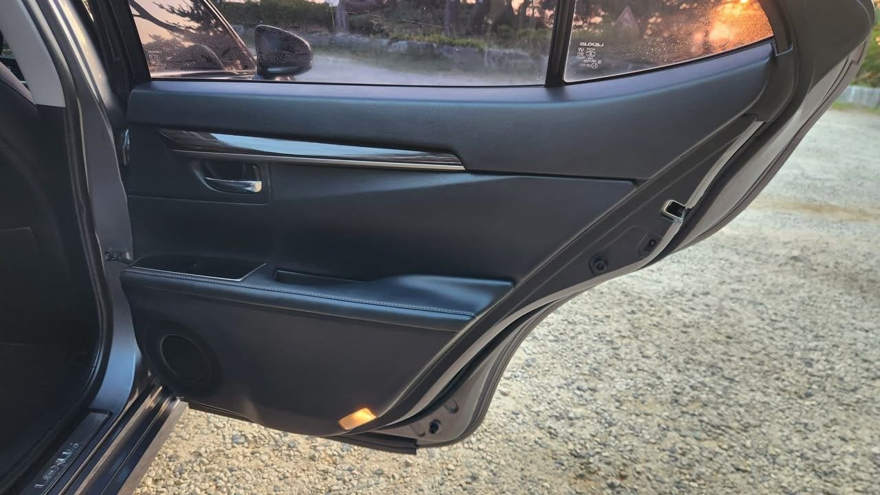 
								Lexus ES 300h full									