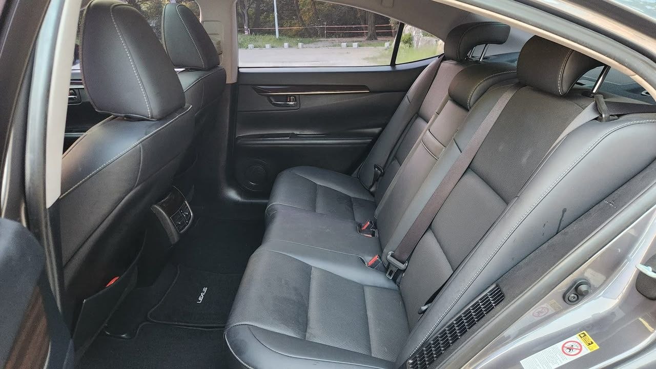 
								Lexus ES 300h full									