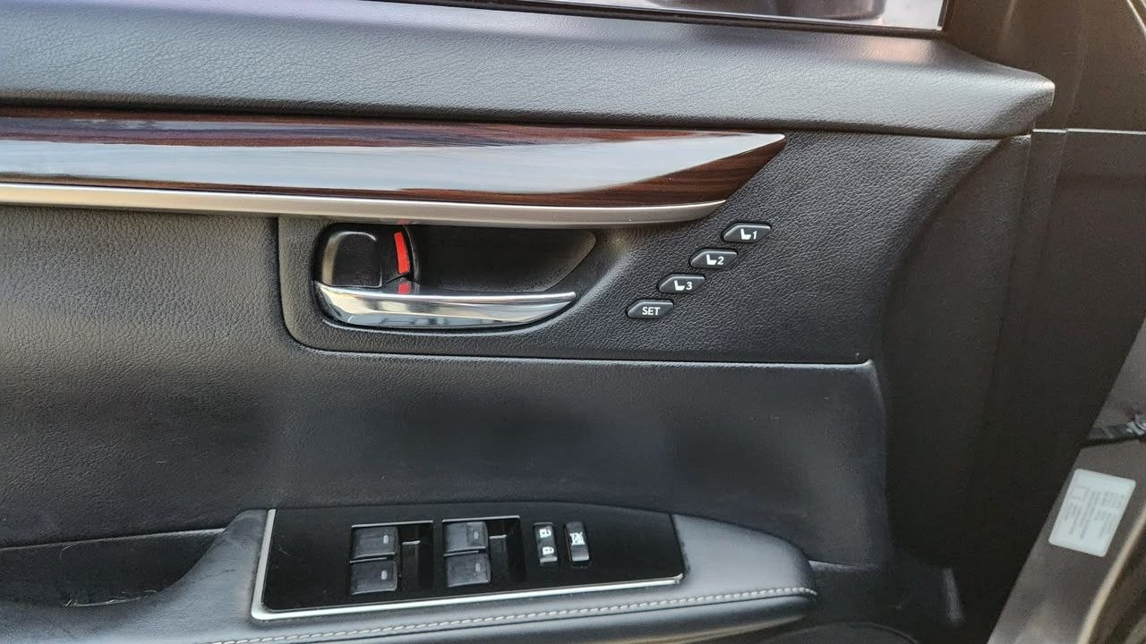 
								Lexus ES 300h full									