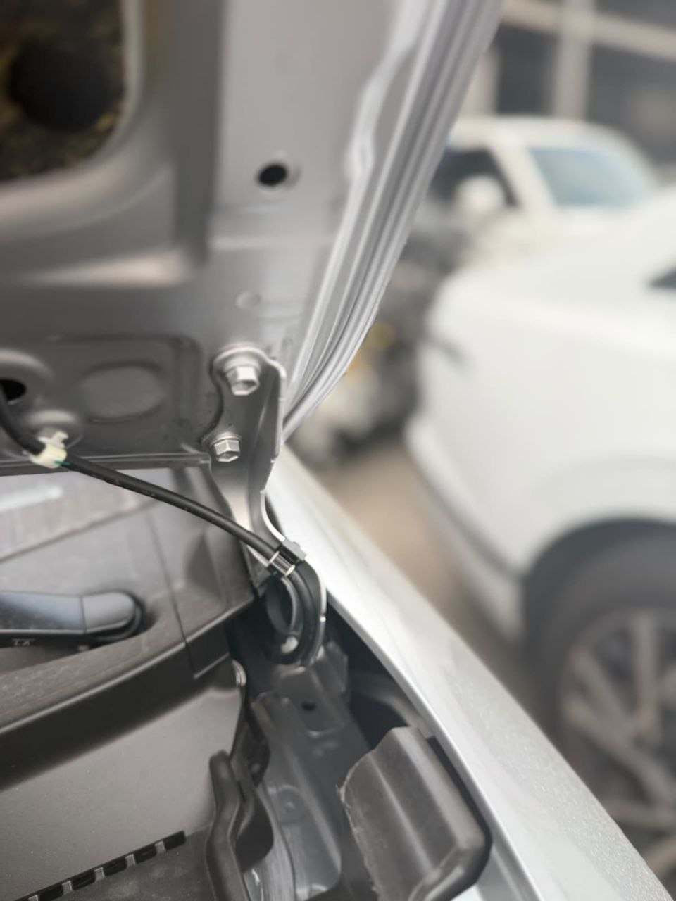 
								Toyota Prius 2.0 Hybrid full									
