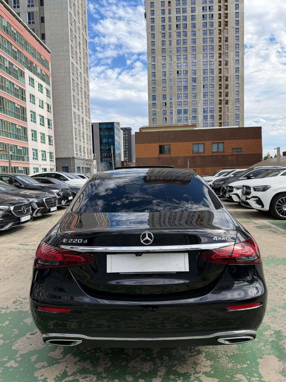 
								Mercedes-Benz E220d 4MATIC Exclusive full									
