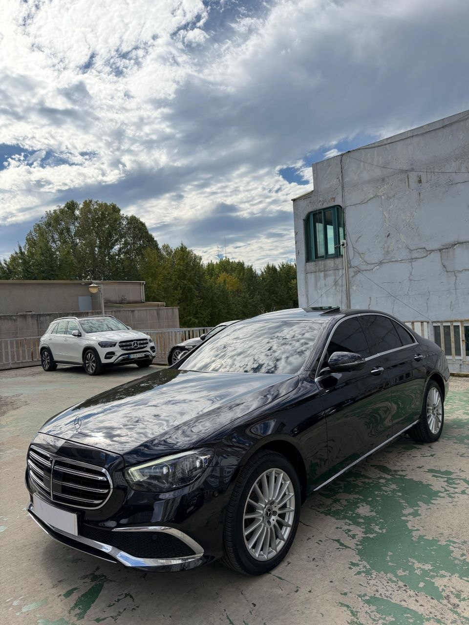 
								Mercedes-Benz E220d 4MATIC Exclusive full									