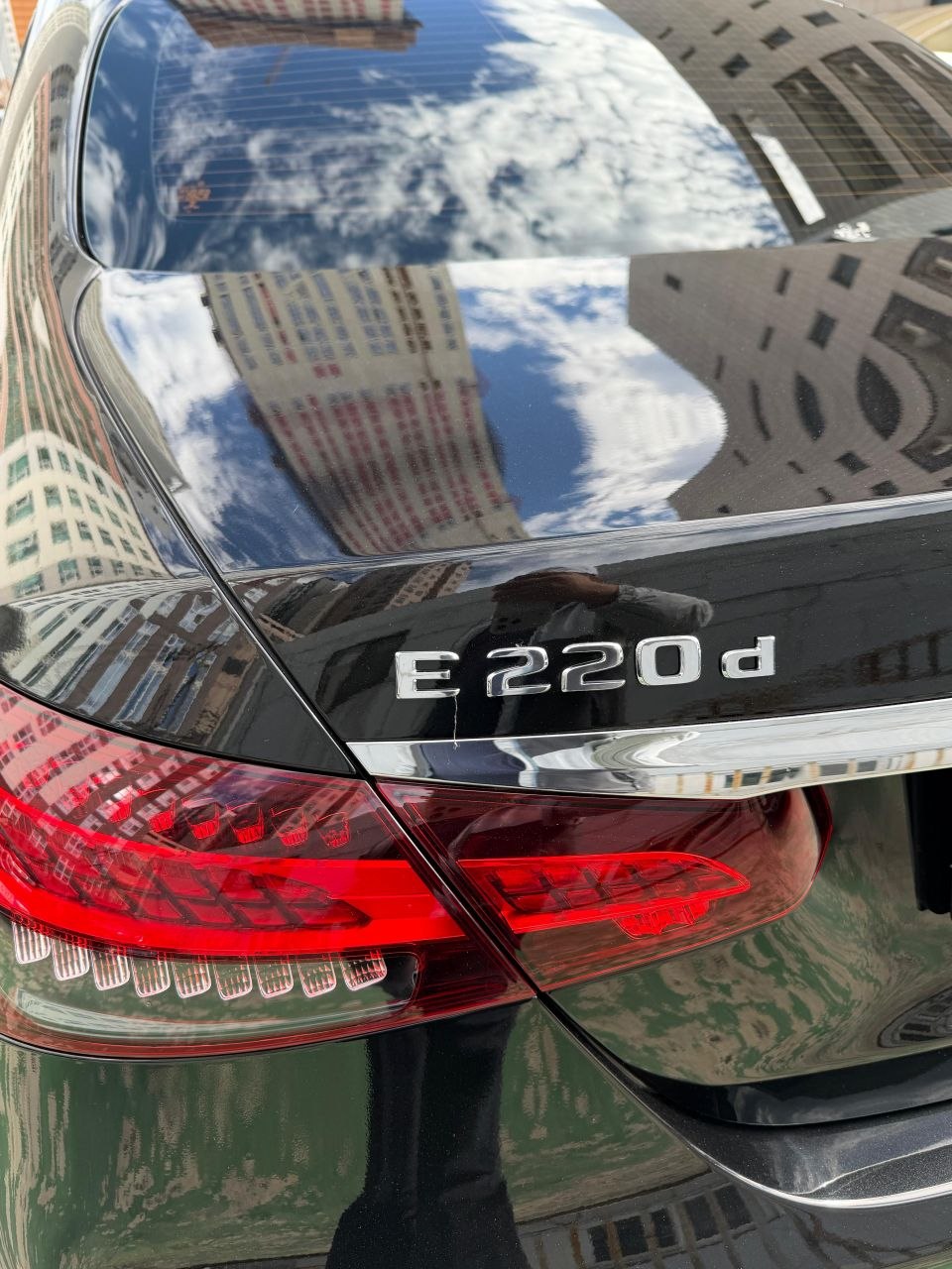 
								Mercedes-Benz E220d 4MATIC Exclusive full									