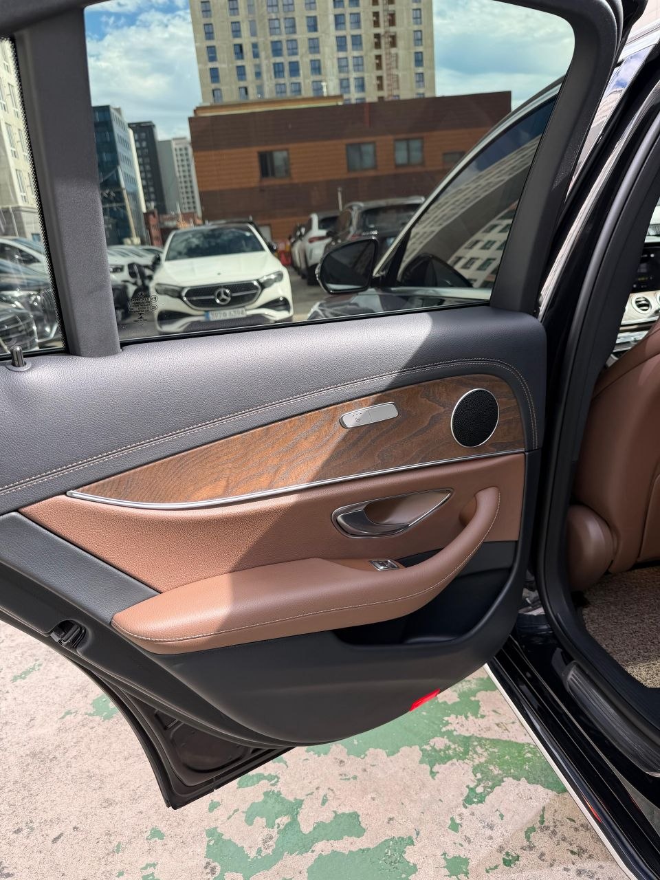 
								Mercedes-Benz E220d 4MATIC Exclusive full									