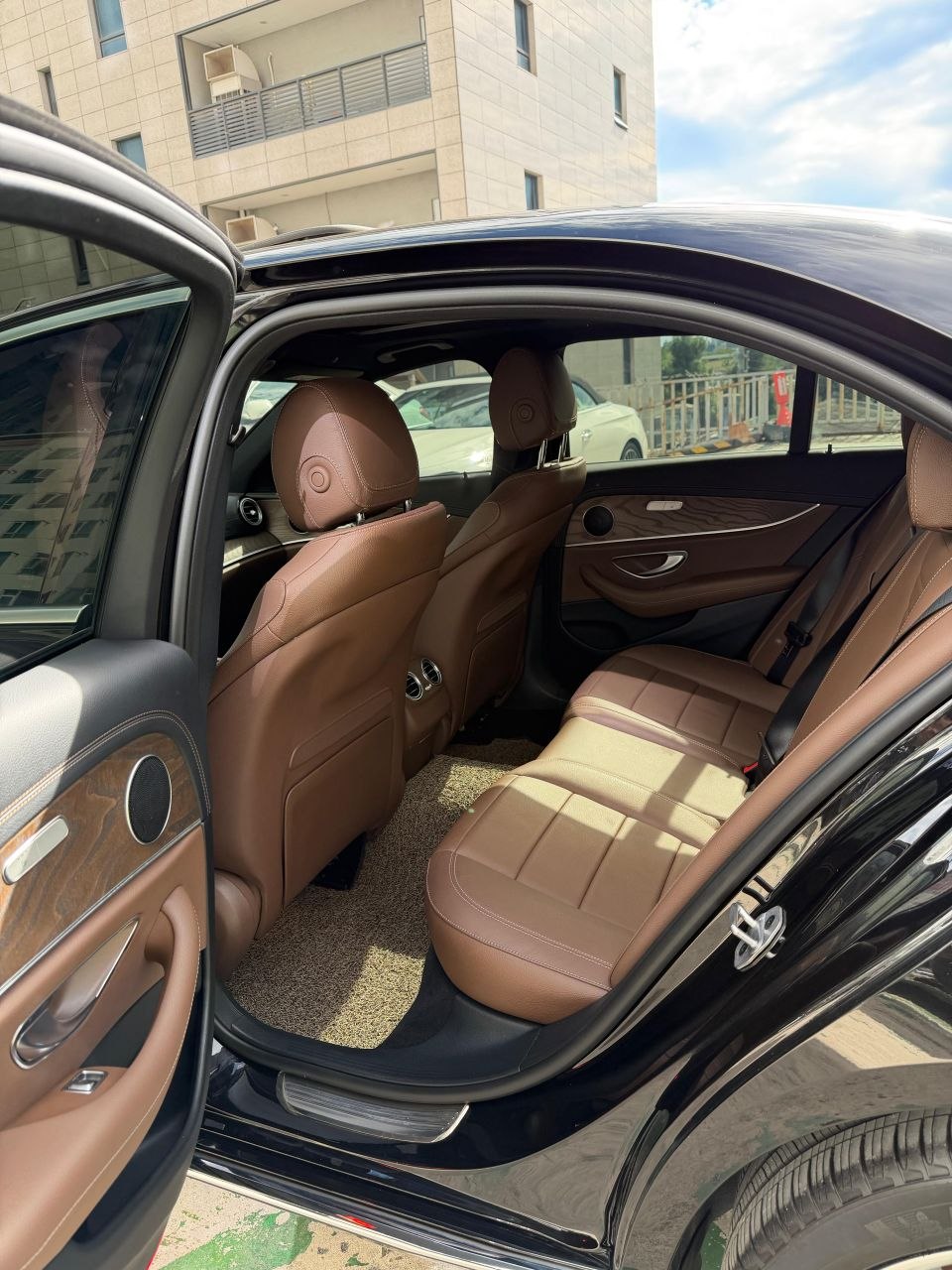 
								Mercedes-Benz E220d 4MATIC Exclusive full									