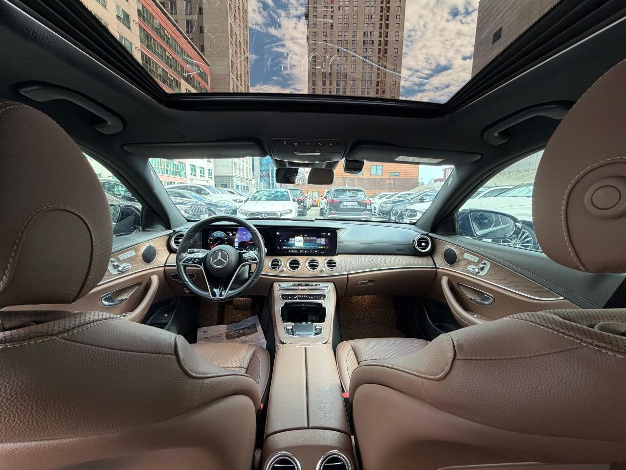 
								Mercedes-Benz E220d 4MATIC Exclusive full									