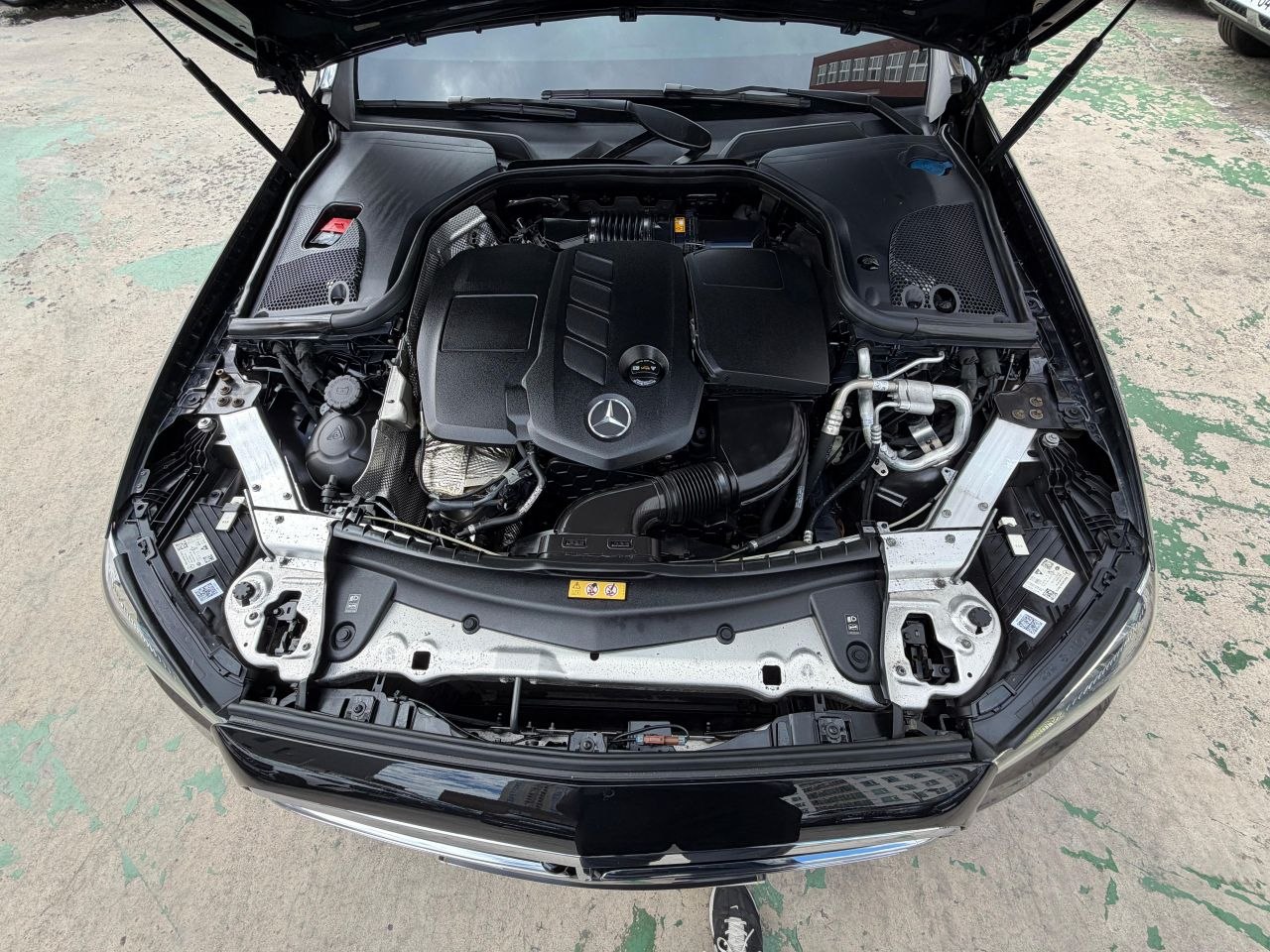 
								Mercedes-Benz E220d 4MATIC Exclusive full									