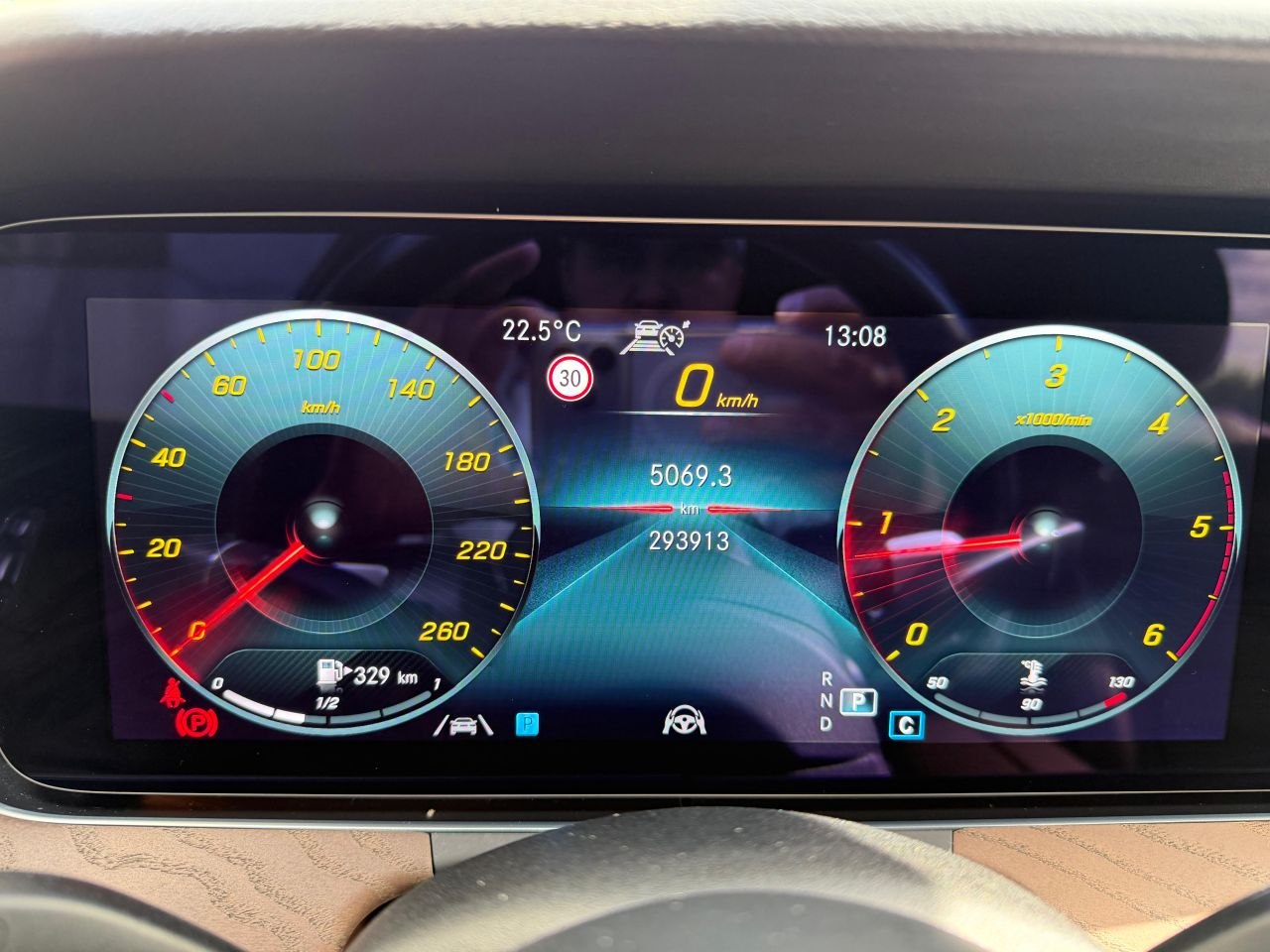 
								Mercedes-Benz E220d 4MATIC Exclusive full									