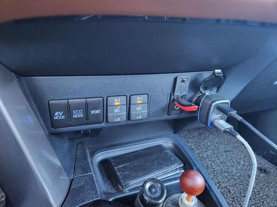 
								Toyota RAV4 Limited 4WD full									